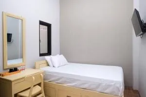 DR Living Syariah Solo Mitra RedDoorz - Kadiporo 1