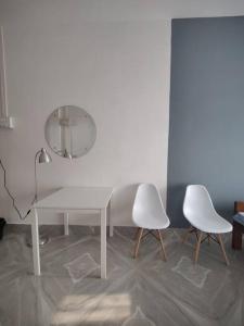 Minimalistic white stay