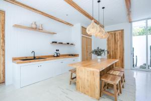 Contemporary 2br Villa, 4min To Bingins Beach