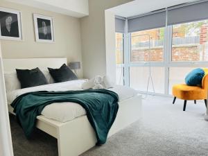 obrázek - Brand New 1 Bed with Sofabed, Private Patio & Electric Parking Bay, 5min Walk to Racing & Main Strip LONG STAY WORK CONTRACTOR LEISURE - AMBER