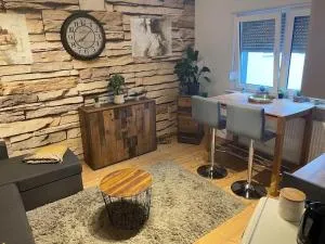 Kleines Apartment mit begehbarer Dusche im Schlafzimmer - Эбербах