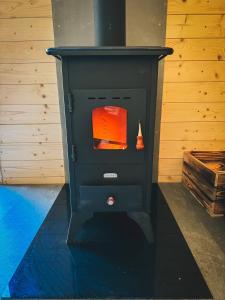 Maringotka V mechu a kapradí s koupacím čanem