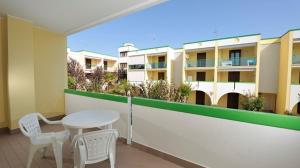 Flat with a lovely poolside garden with bbq