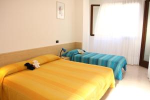 Flat with a lovely poolside garden with bbq