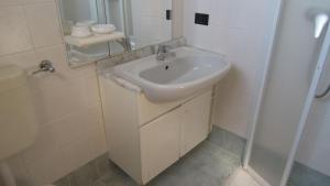 Flat with a lovely poolside garden with bbq