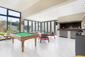 On 8th Green Worthing Villa