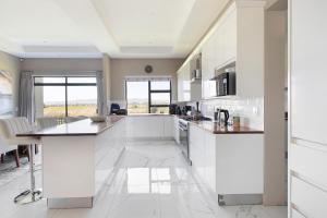 On 8th Green Worthing Villa