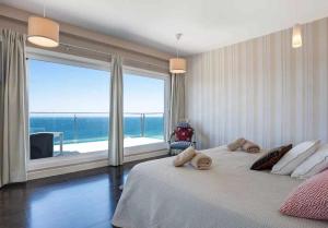 LUJOSA VILLA PISCINA 25 METROS SUIT 60m2 SPA SAUNA