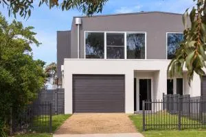 My Island Home by Ready Set Stay - Ventnor