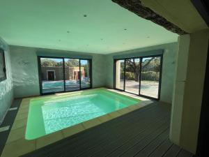 Villas Belle villa avec piscine interieure et piscine exterieure Gite Les Aiguiers : photos des chambres