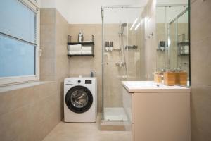 Central brand-new apartment with a patio