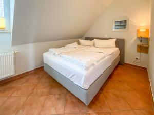 Wiesengeflüster Dachgeschosswohnung mit Balkon und Müritznähe 200 m