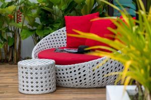 Villa Mango with staff (brand new)