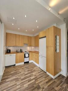 Kotimaailma - Avara yksiö lähellä hyviä liikenneyhteyksiä