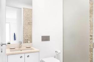 Lovely 2-BR Flat wTerrace near Time Out Market