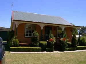 "Grand Ole Topiary" Cottage Accommodation Railton - Sassafras