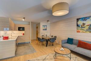 White Pearl A13 - Alpes Travel - Central Chamonix (Sleeps 6)