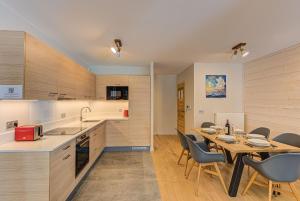 White Pearl A13 - Alpes Travel - Central Chamonix (Sleeps 6)