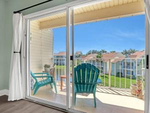 Cozy Beach Condo•King size bed•half mile to beach!