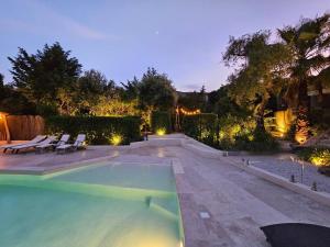 Villa avec piscine, grandes terrasses et jardin A SUPPRIMER