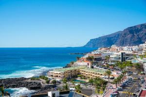 Modern cozy ocean view apartment near the beach with swimming pool in complex