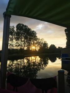 Bateaux Cottage flottant terrasse jacuzzi option aux Portes de Dijon : photos des chambres