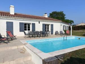 Maisons de vacances Les Bruyeres : Maison au calme avec piscine : photos des chambres