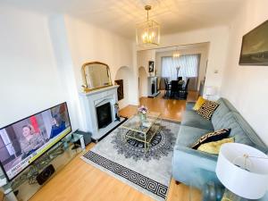 Stunning Modern Cozy 5 star 3 bedroom house-Free Parking Greater London Metro Stations hosted by Tony