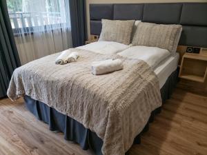 Cozy Riverside Pine Studio E5