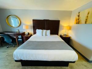 King Room - Mobility/Hearing Accessible - Non-Smoking room in Days Inn by Wyndham Fort Walton Beach