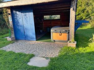 Pembrokeshire Shepherd hut with hottub