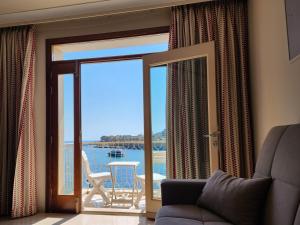Seafront Apartment - Wifi - Sleeps 6 - ChrisCourt