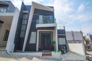 Villa Syariah Woody B13 with Private Pool and Karaoke