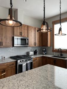 Brand New! Private hot tub, bunk room and walkable to restaurantsshops