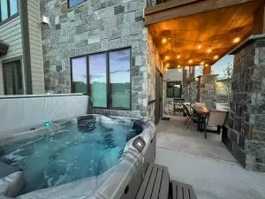 Brand New! Private hot tub, bunk room and walkable to restaurants/shops - فريزر