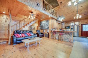 Fort Towson Cabin Less Than 1 Block to Raymond Gary Lake