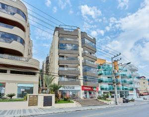 187 Apartamento 50m da Praia. Bela vista ao mar. Em Avenida principal de Bombinhas.