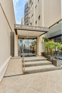 187 Apartamento 50m da Praia. Bela vista ao mar. Em Avenida principal de Bombinhas.