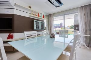 1021 Apartamento em condomínio com piscina localizado na Avenida da praia do centro de Bombinhas