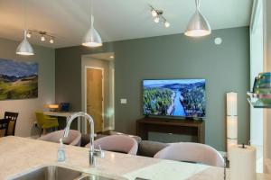 Bright Modern Stylish Condo in heart of Downtown (Center)