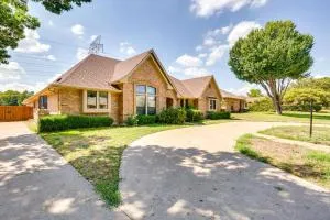Charming Texas Escape, Near Cedar Hill State Park! - River Oaks
