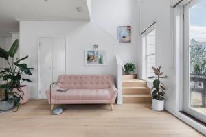 The Loft A Chic City-fringe Balcony Hideaway