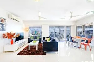 'The Smith' A Vibrant Poolside Balcony Haven - Fannie Bay