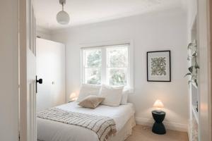 Poppys Pad - A Designer Mid century Manly Getaway