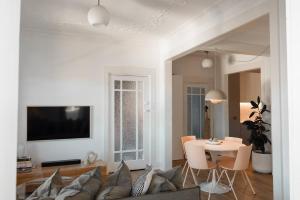 Poppys Pad - A Designer Mid century Manly Getaway