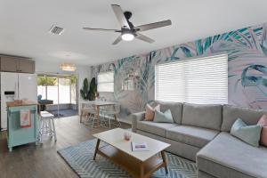 5 min Beaches~Mini Golf~Pool Table~Pets~KING BED +
