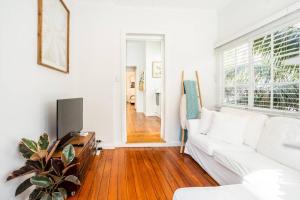 The Little Palm - Prime Locale between Beach and Wharf