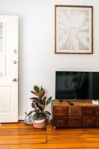 The Little Palm - Prime Locale between Beach and Wharf