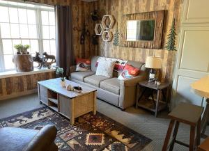 Gorgeous 1st FL Mtn View Jiminy Suite Sleeps 4 Ski On Off