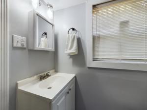 Pine Forest Zen Cottage - 10 min to Fort Bragg